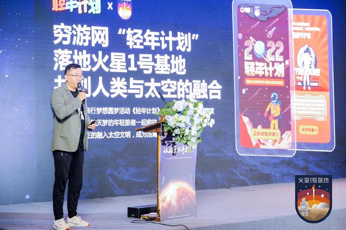 图片包含 户外, 女人, 站, 对着描述已自动生成