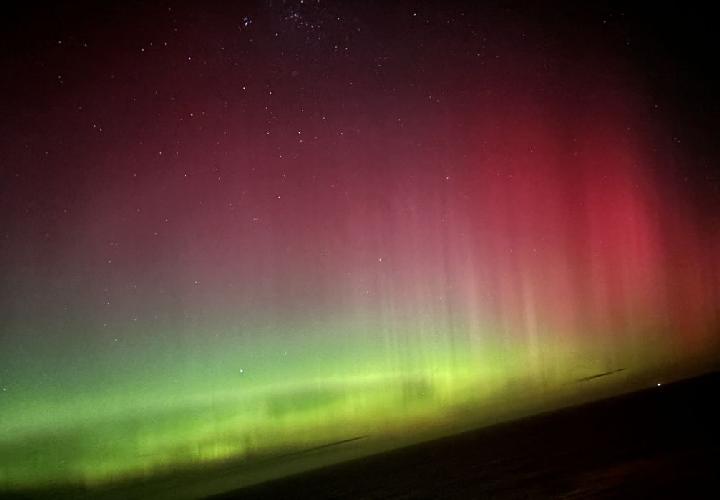 “神州北极”漠河首次同一天早晚拍到极光，游客坐飞机“追光”