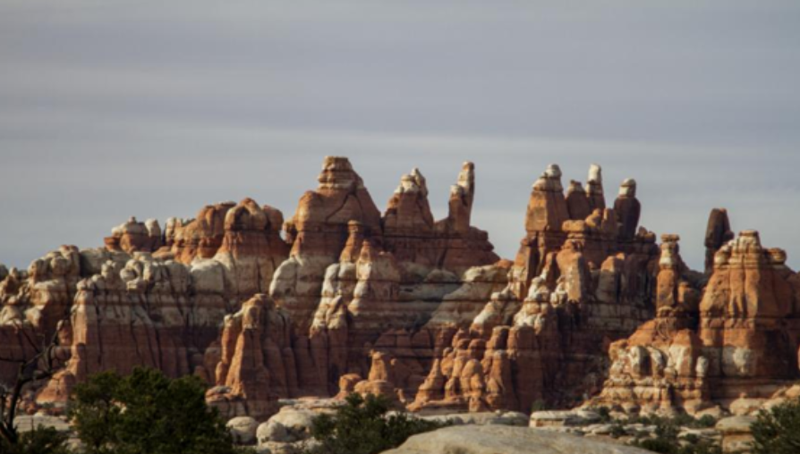 穿越地质史诗：乘峡谷灵境号火车发现犹他红岩之美 